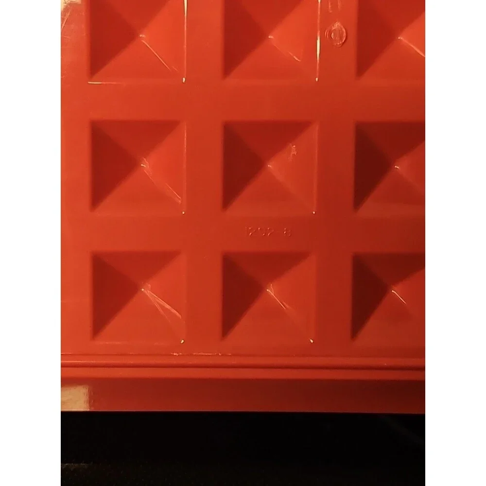 Tupperware Hot Pink 1292-8 Hot Dog, Sausage, Bacon, Deli Meat Keeper Dish Only - Picture 3 of 5
